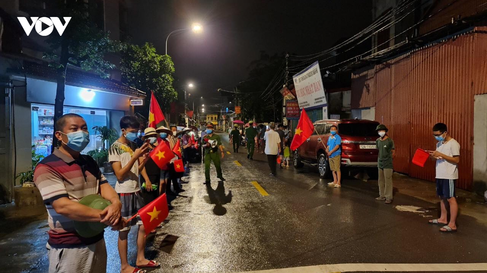Người dân xã Xuân Lâm (Bắc Ninh) đội mưa "ăn mừng" dỡ phong toả