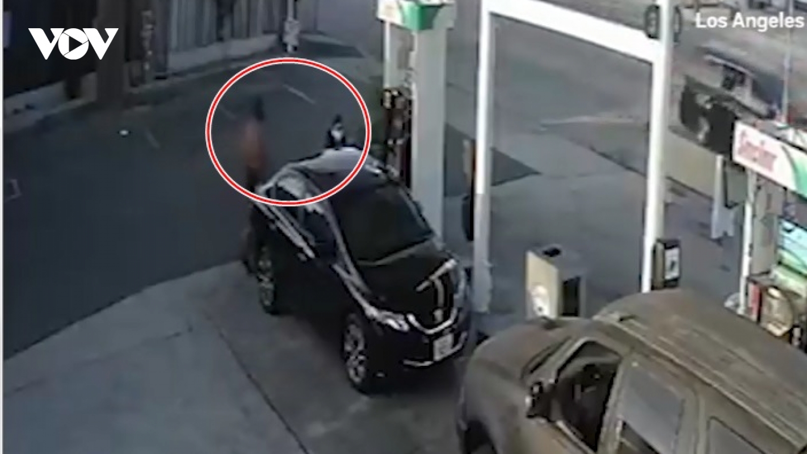 Video: Gã tài xế hành hung tàn bạo một phụ nữ tại trạm xăng ở Mỹ