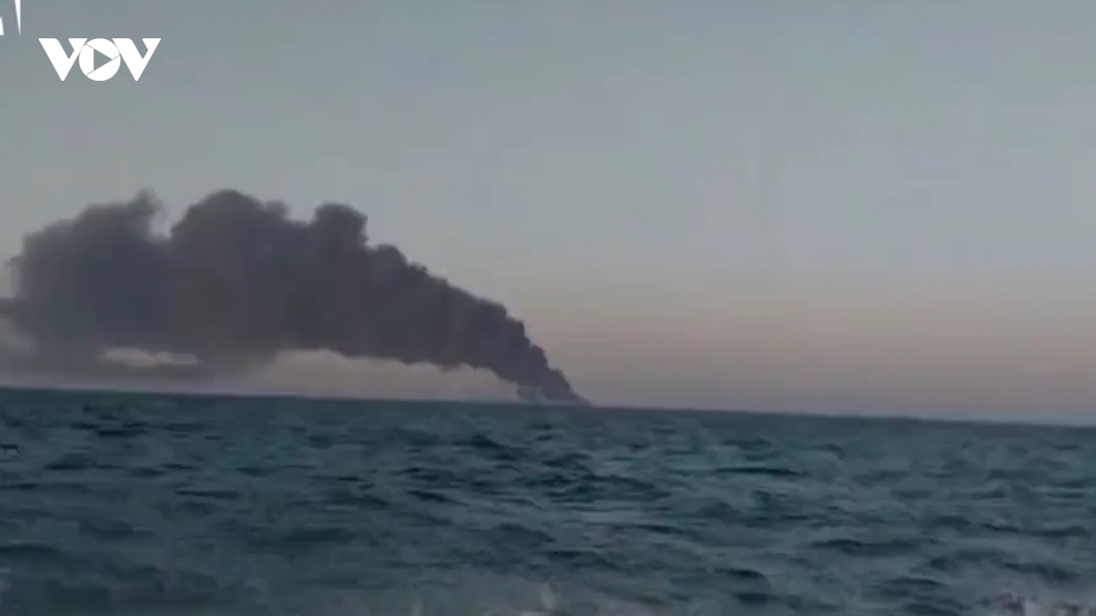 Video: Tàu hải quân lớn nhất của Iran bắt lửa, bốc khói dữ dội rồi chìm xuống biển