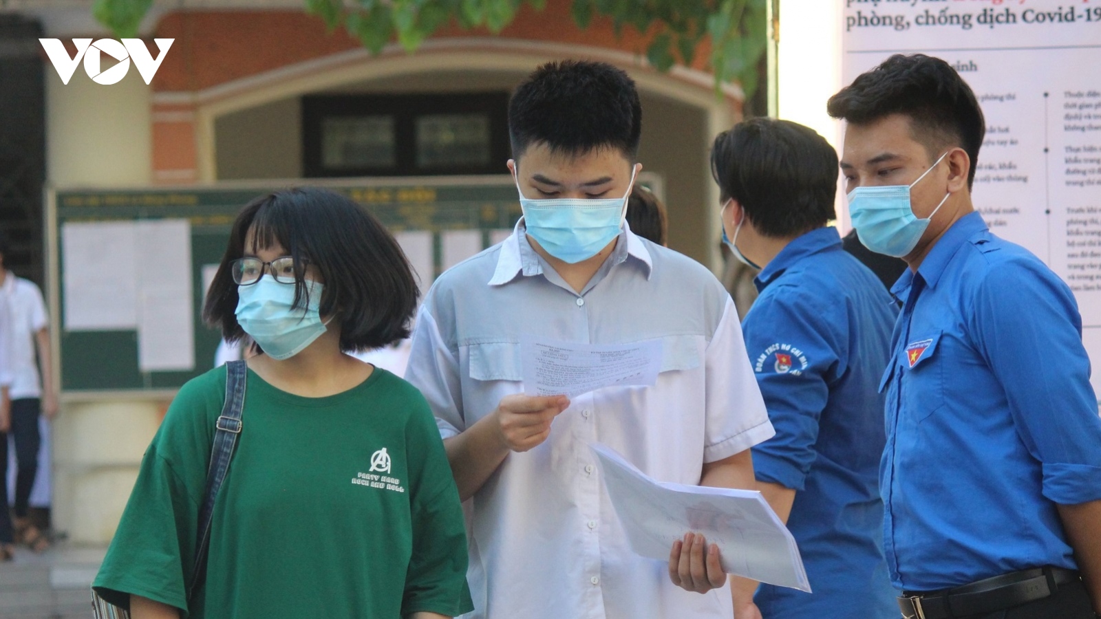 Nhiều sĩ tử thi vào trường chuyên ở Hà Nội tiếc nuối vì không hoàn thành bài thi 