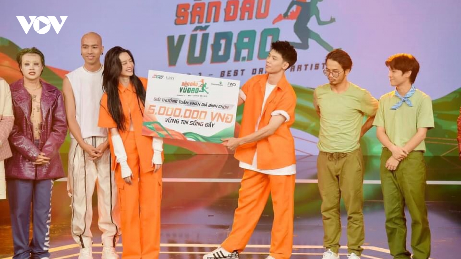 Thiều Bảo Trang khóc vì mắc lỗi nhưng vẫn đứng nhất "Sàn đấu vũ đạo" nhờ concept độc-lạ