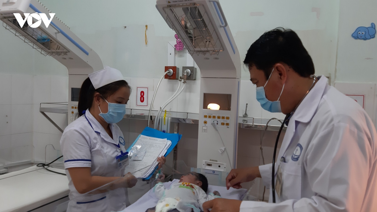 Cứu sống bé sơ sinh bị thủy đậu toàn thân