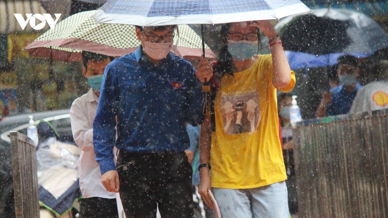 Dầm mình trong mưa hỗ trợ thí sinh thi vào lớp 10 tại Hà Nội