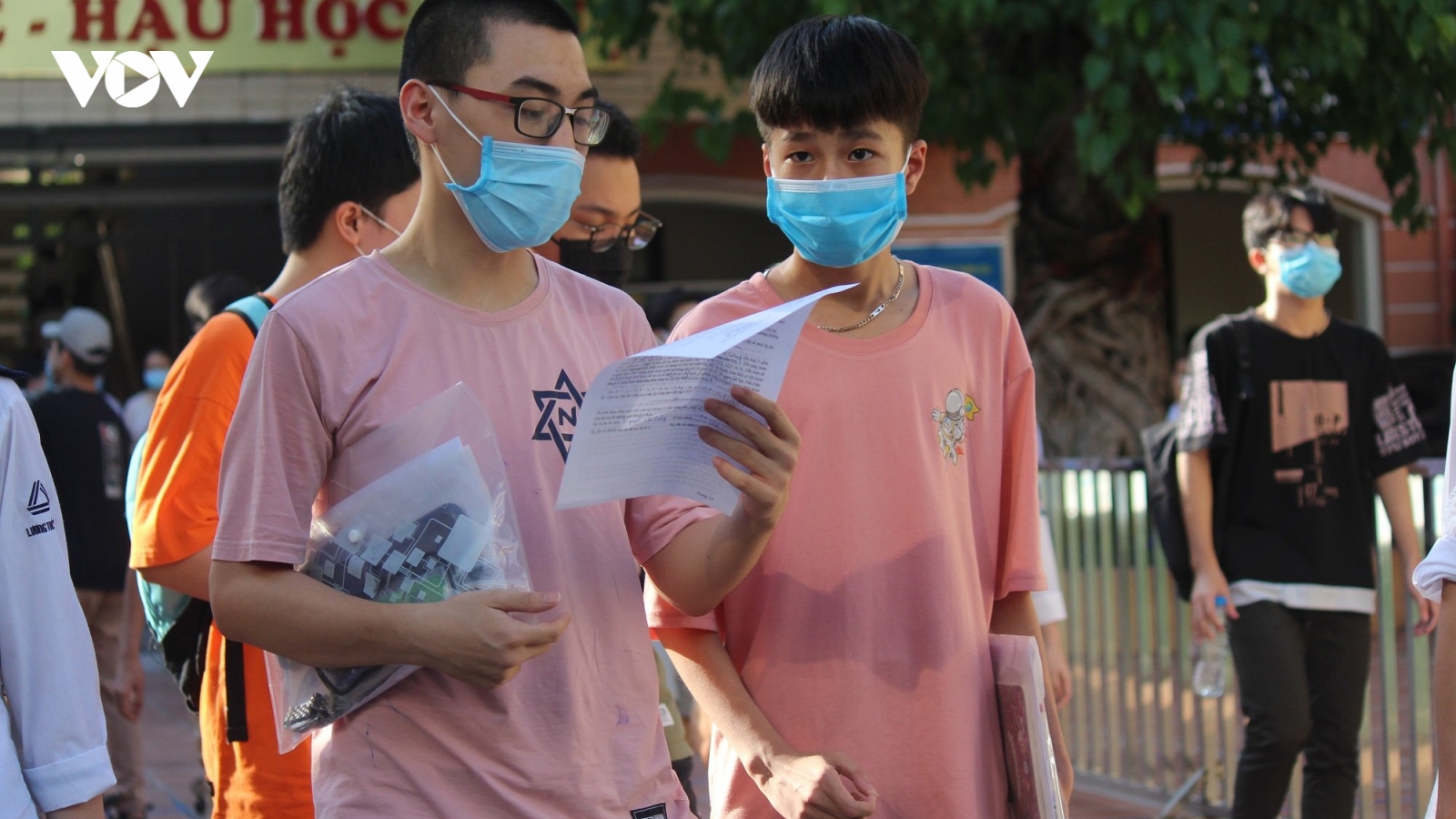 Đề thi môn chuyên Toán vào lớp 10 THPT chuyên Khoa học tự nhiên