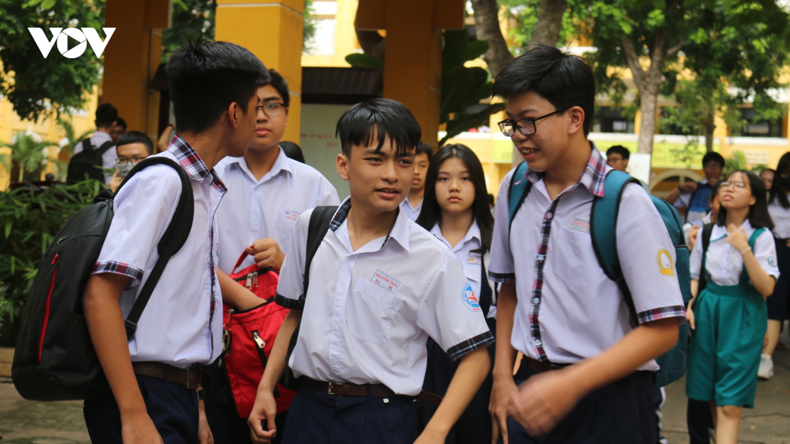 Các trường ở TP HCM vẫn ôn tập trực tuyến cho học sinh chờ thi vào lớp 10
