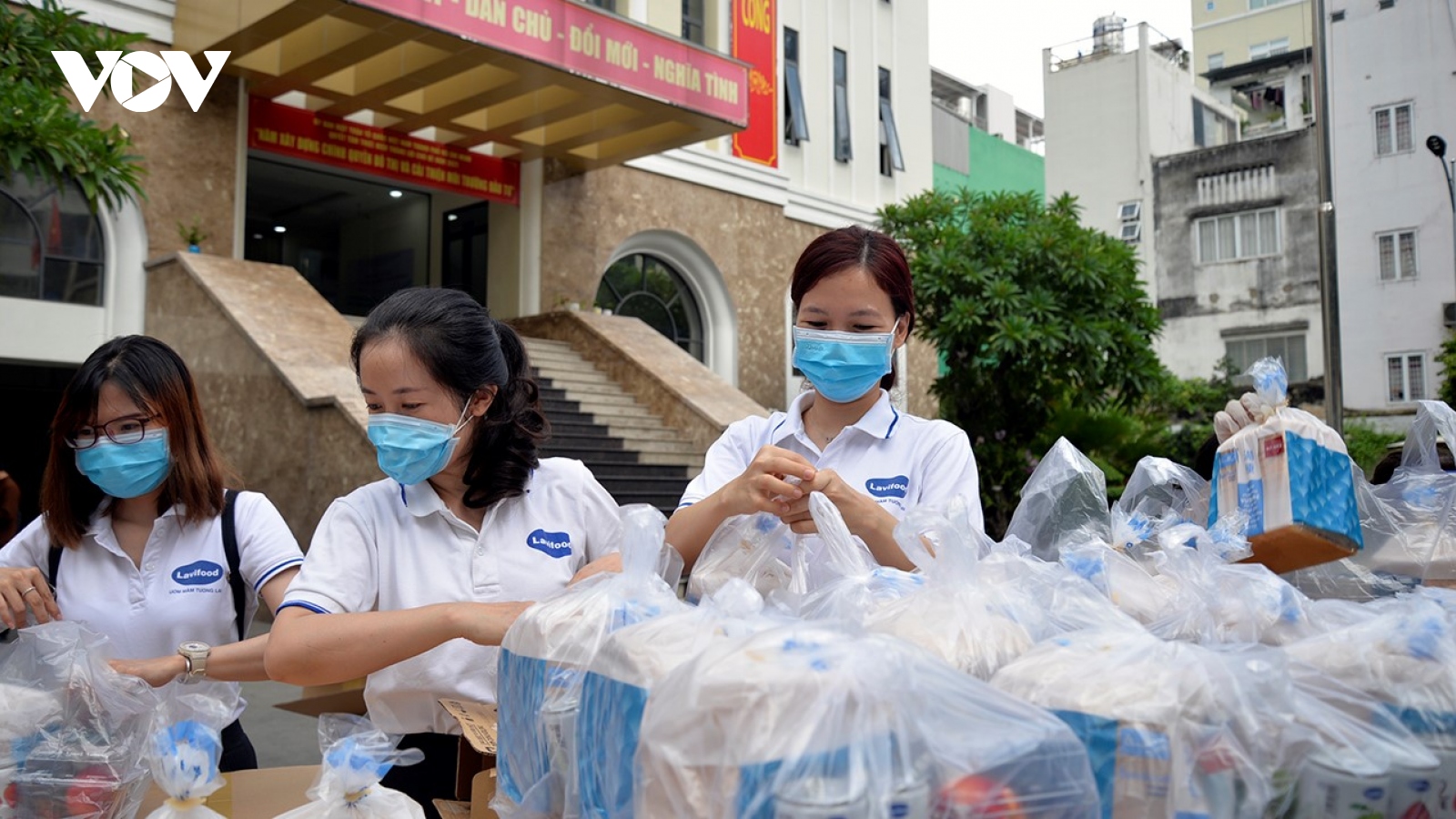 Nhiều địa phương ủng hộ tiền mặt và hàng hoá cho TP.HCM chống dịch