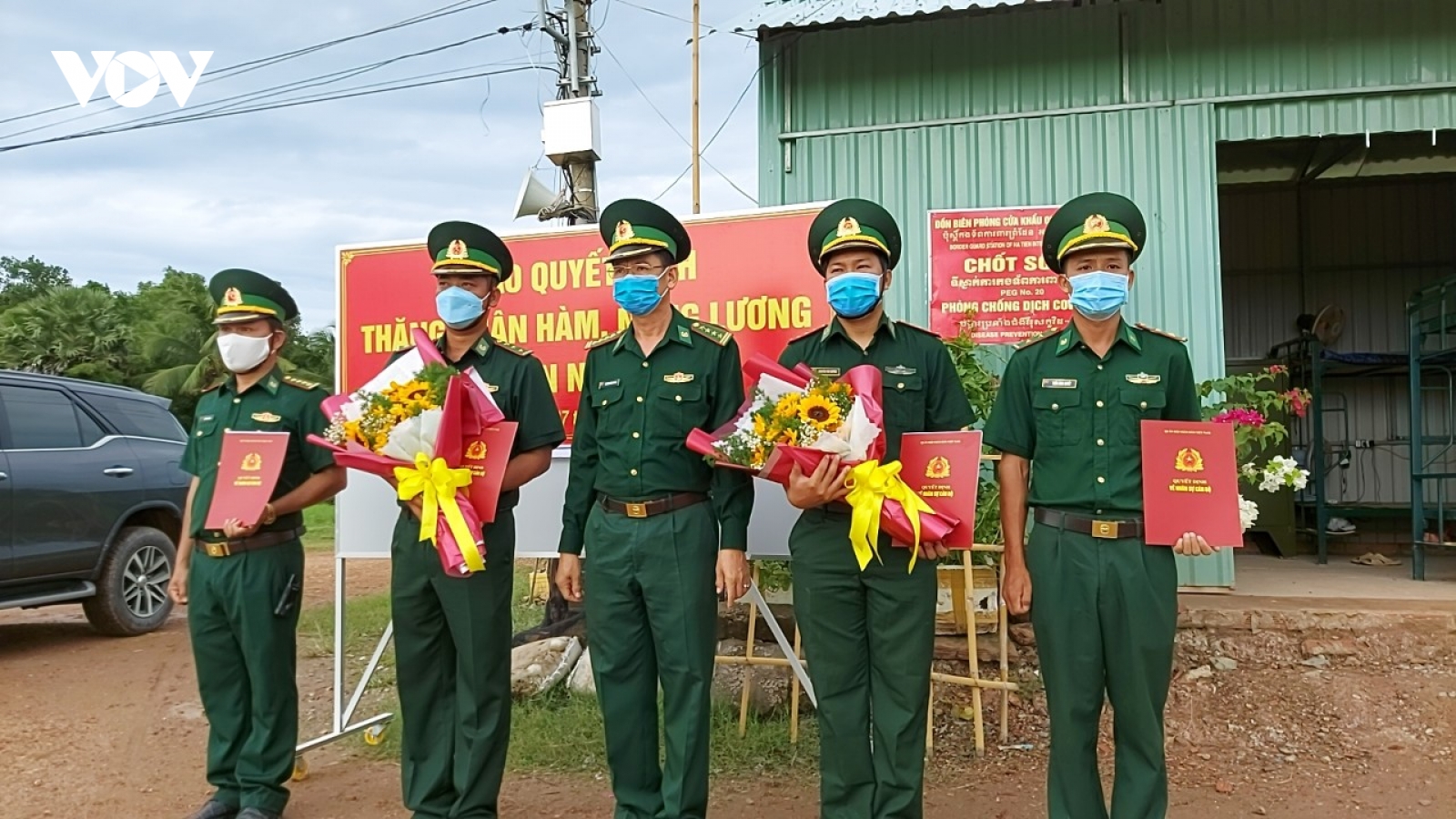 Trao quyết định thăng quân hàm sỹ quan tại các chốt chống dịch