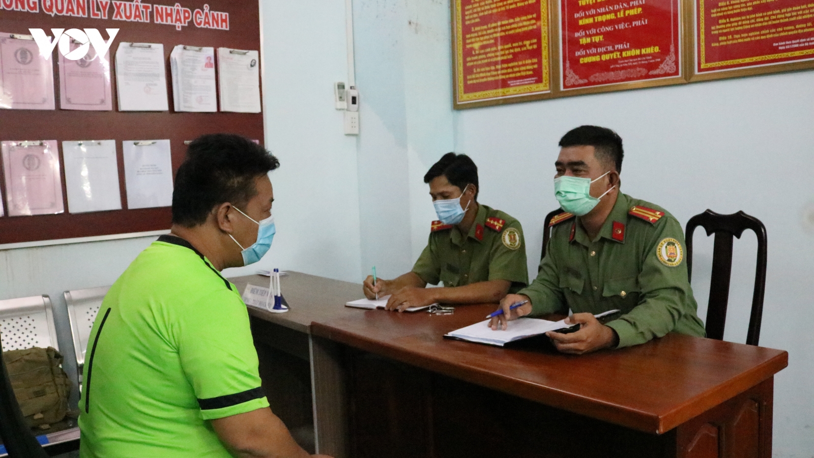 Trục xuất 13 người Trung Quốc nhập cảnh trái phép