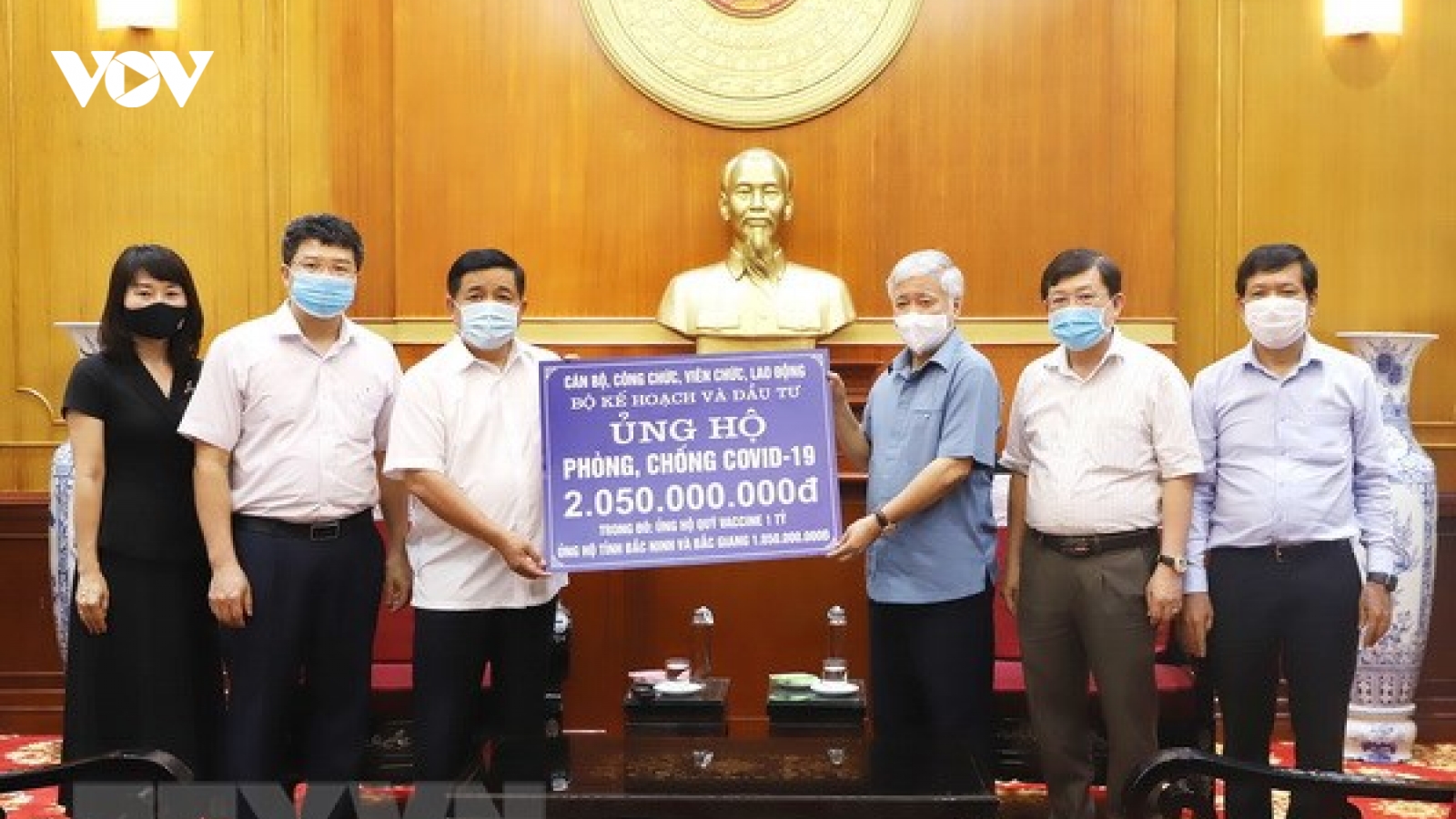 Bộ Kế hoạch và Đầu tư ủng hộ hơn 2 tỷ đồng cho công tác phòng, chống Covid-19