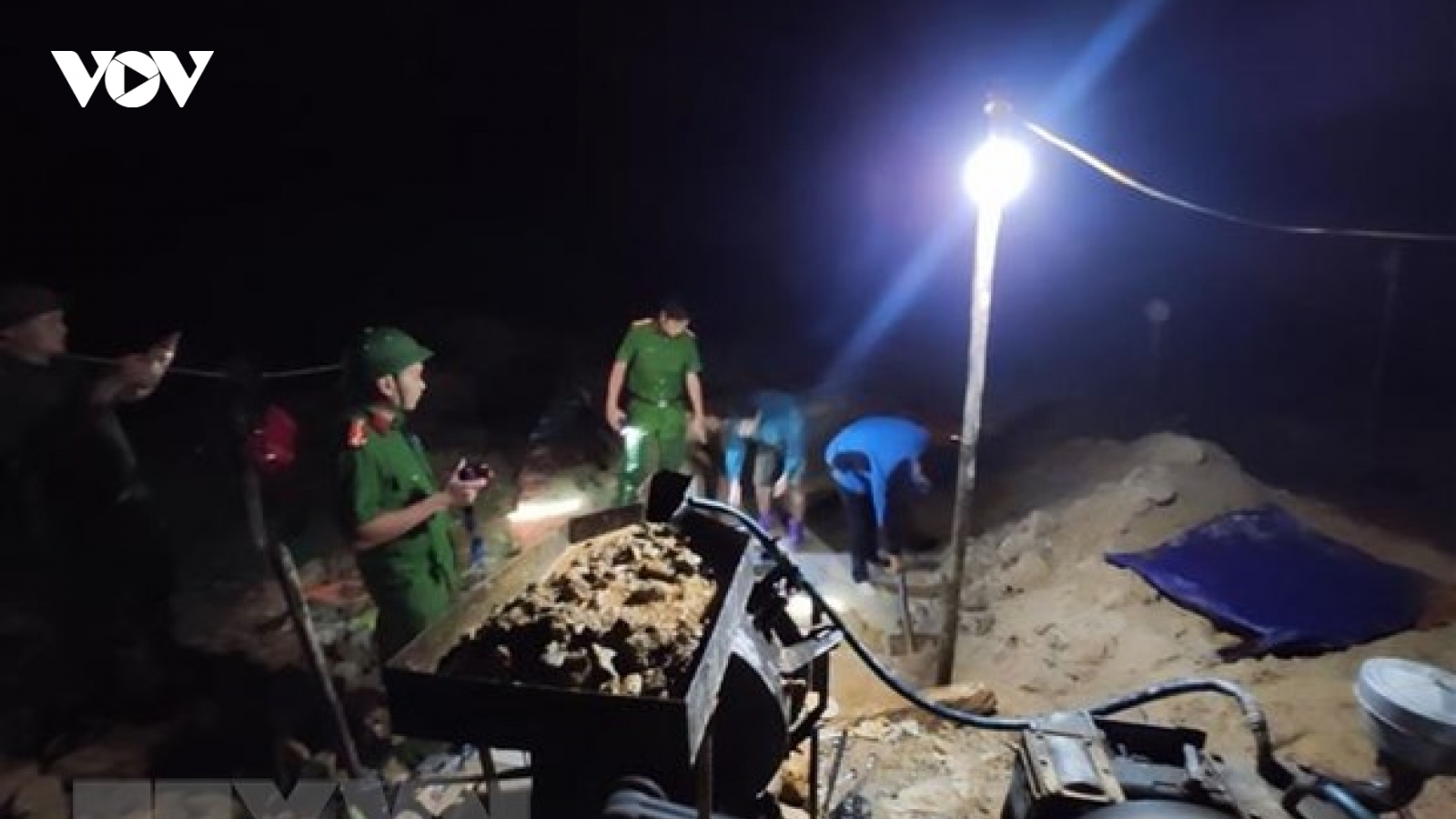 Truy quét các đối tượng khai thác vàng trái phép ở khu vực Đá Trắng
