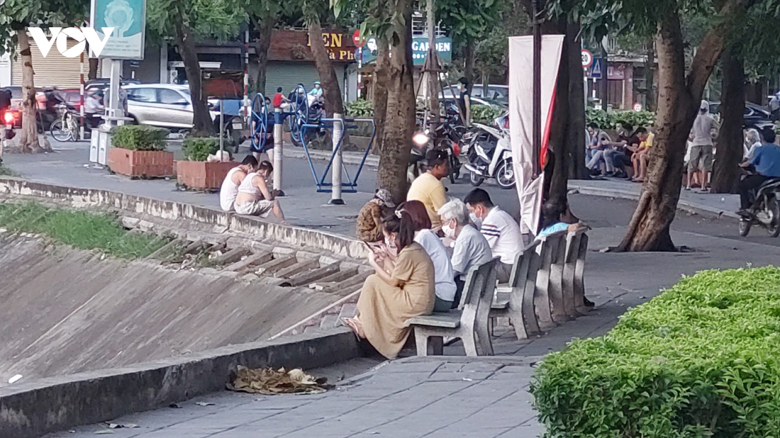 Người Hà Nội vẫn “miệt mài” tập thể dục nơi công cộng