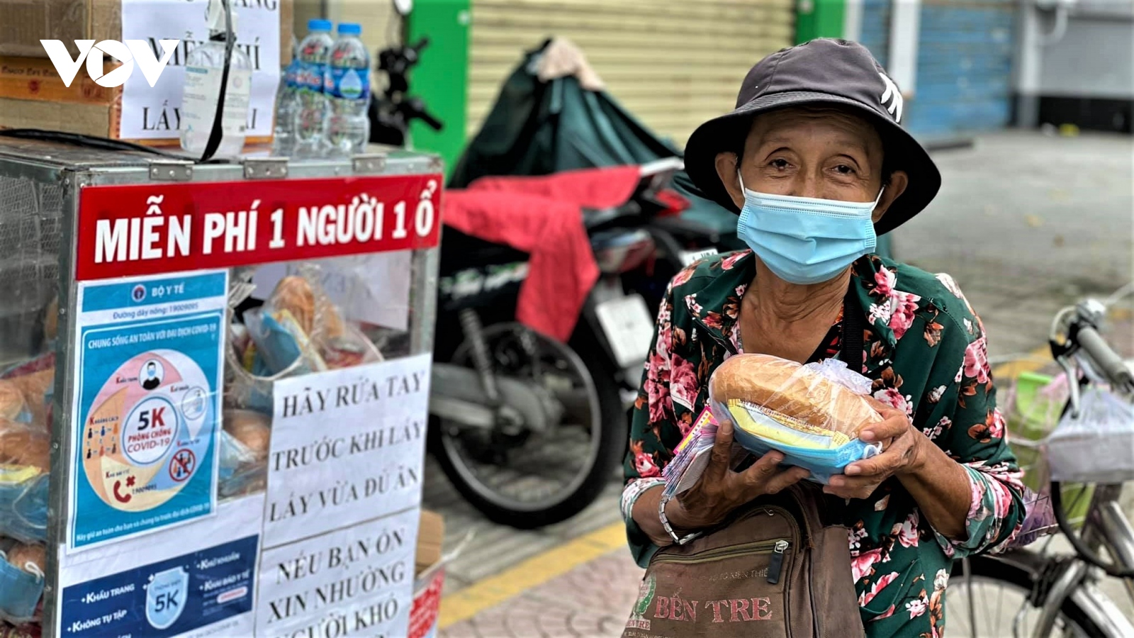 Người dân TP.HCM trao nhau những suất ăn nghĩa tình giữa tâm dịch