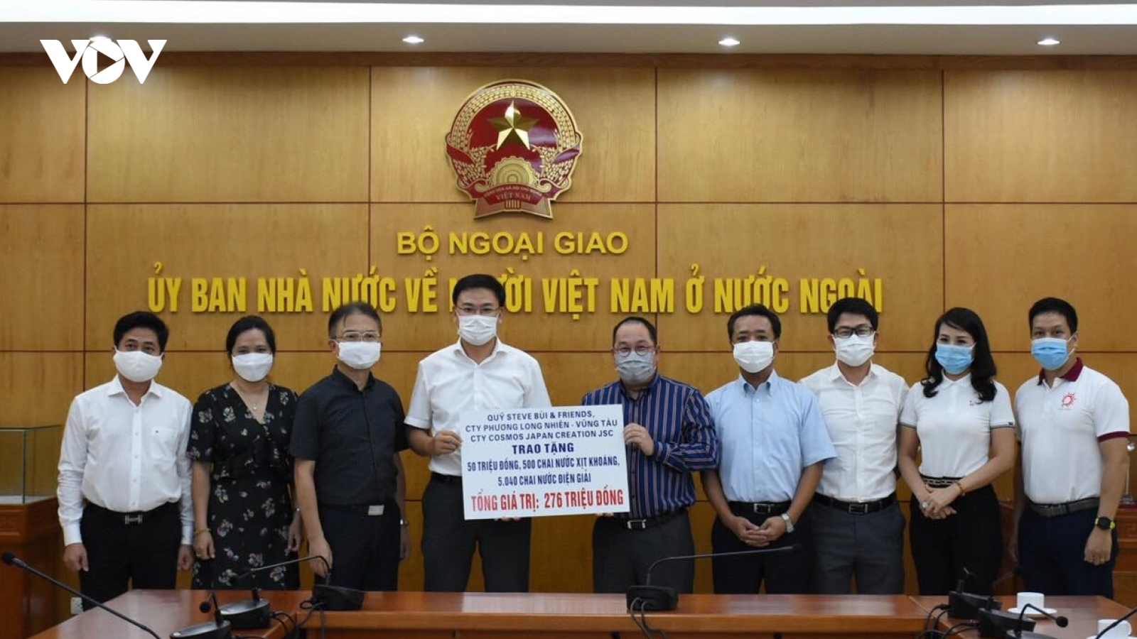 Doanh nghiệp kiều bào Việt Nam quyên góp tiền và hiện vật cho cuộc chiến chống Covid-19