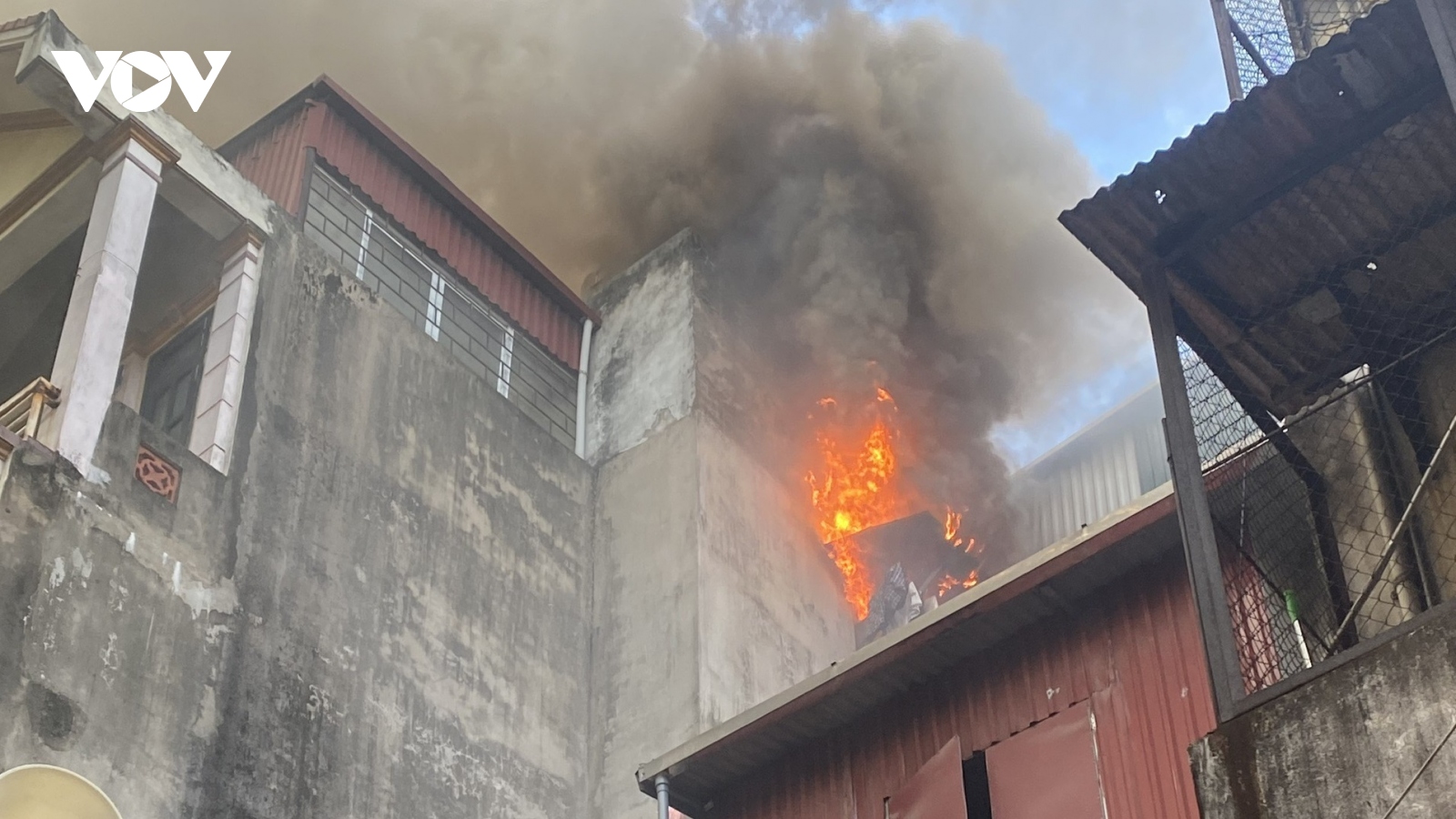Khói lửa bốc cháy ngùn ngụt trên tầng tum nhà 4 tầng ở Hà Nội