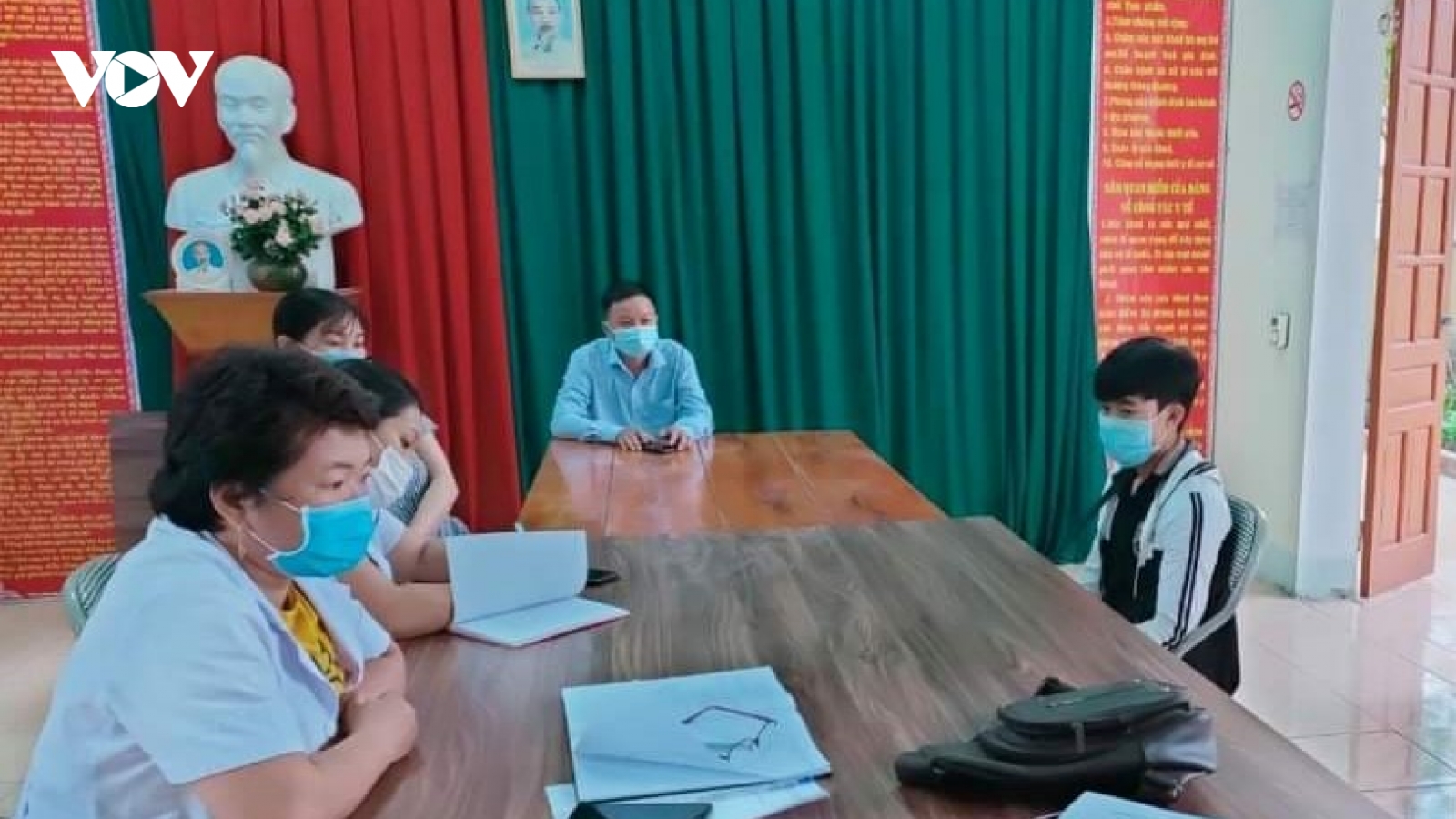 Xử phạt hành chính thanh niên tự ý ra ngoài khi đang cách ly tại nhà
