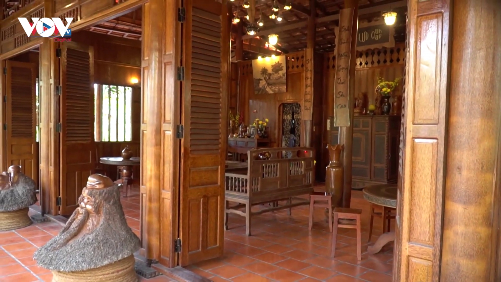 Ngôi nhà làm từ hàng nghìn cây dừa trăm tuổi tại Vĩnh Long