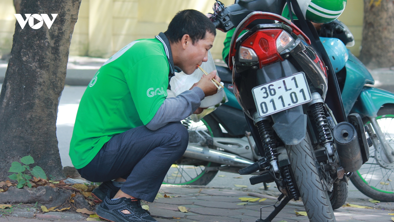 Bữa cơm trưa vội vàng giữa mùa dịch của những người lao động