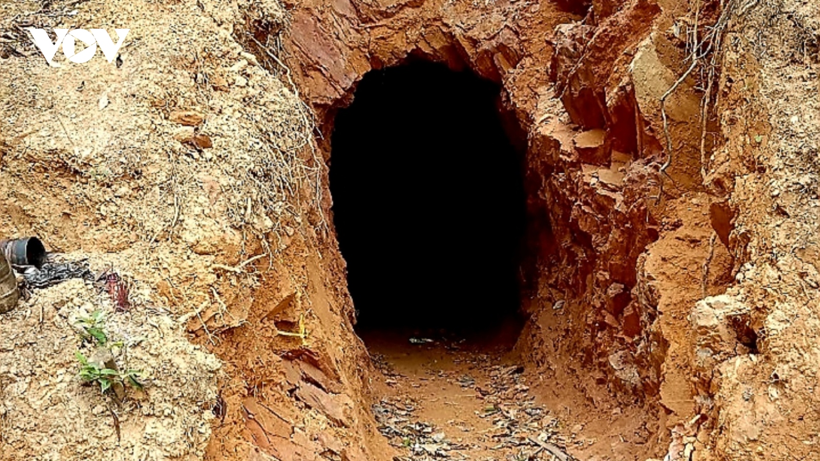 Phát hiện các hầm khai thác vàng trái phép giữa lõi rừng phòng hộ Nam Đông (Huế)