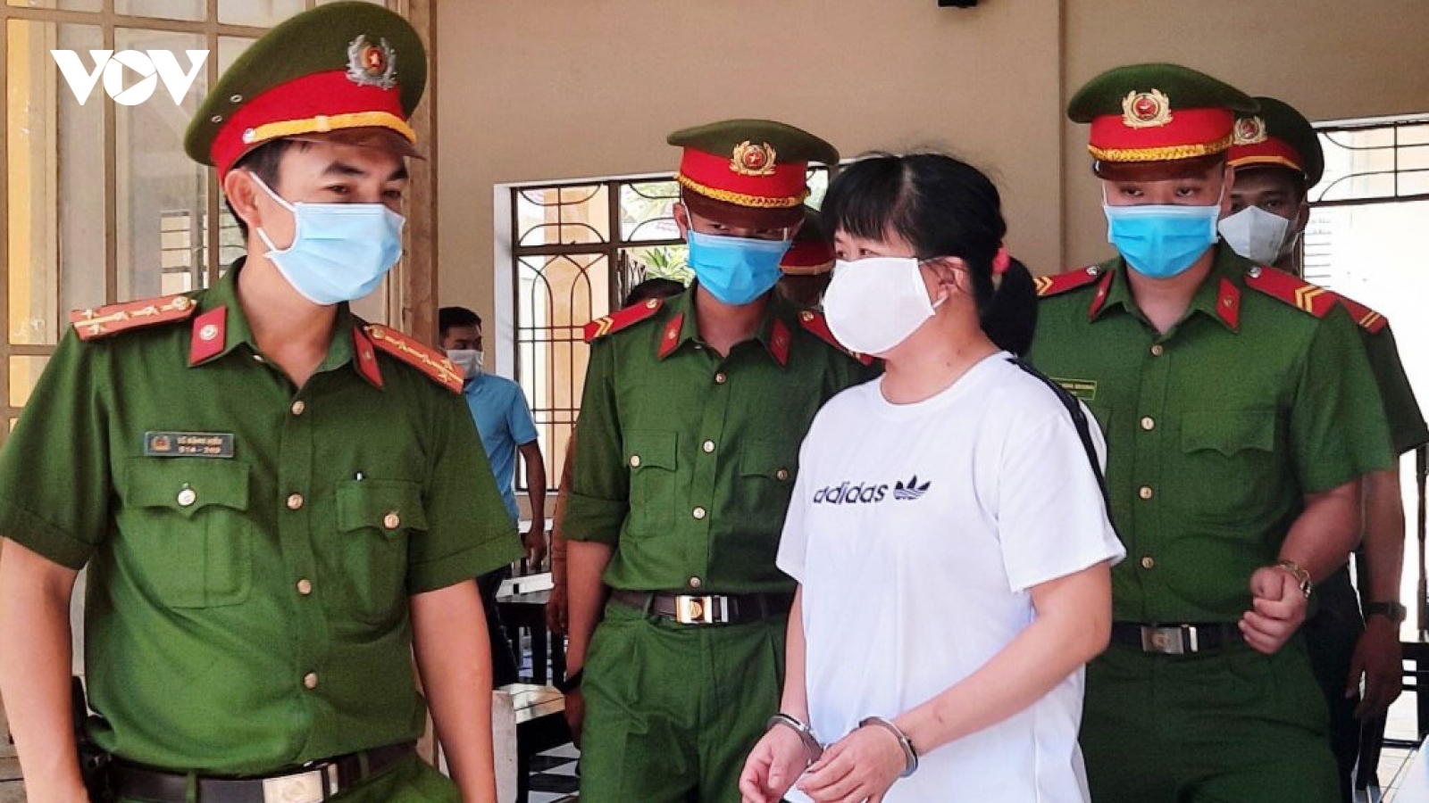 Lãnh 11 năm tù vì trộm CMND của người khác đi lừa đảo chiếm đoạt tài sản