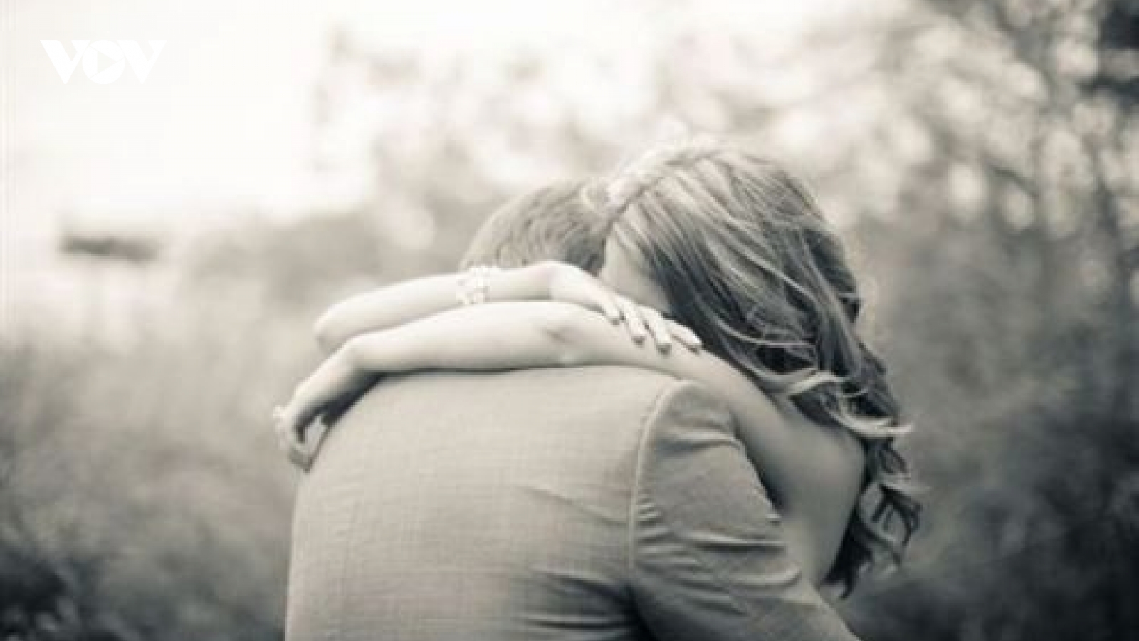 Đừng hà tiện những cái ôm...