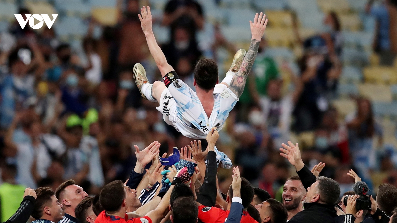 Messi được đồng đội "công kênh" sau khi giúp Argentina vô địch Copa America 2021