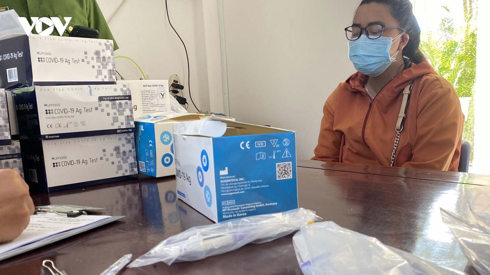 Bắt quả tang người phụ nữ bán kit test nhanh COVID-19