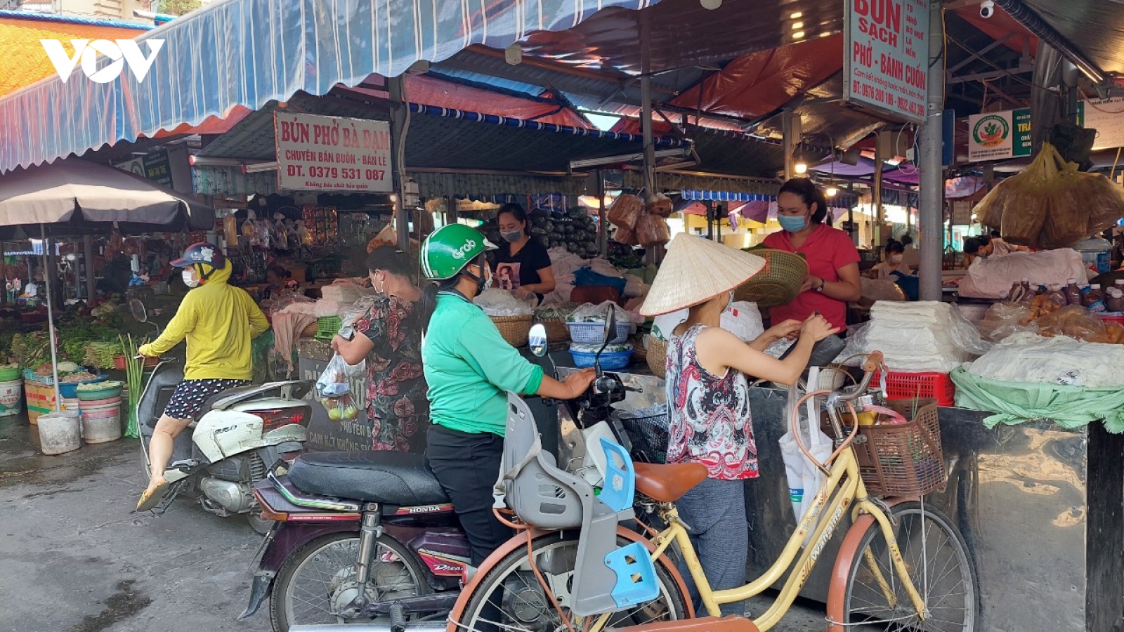 Hà Nội ngày đầu siết chặt chống dịch Covid-19: Chợ dân sinh đông đúc, siêu thị thưa người
