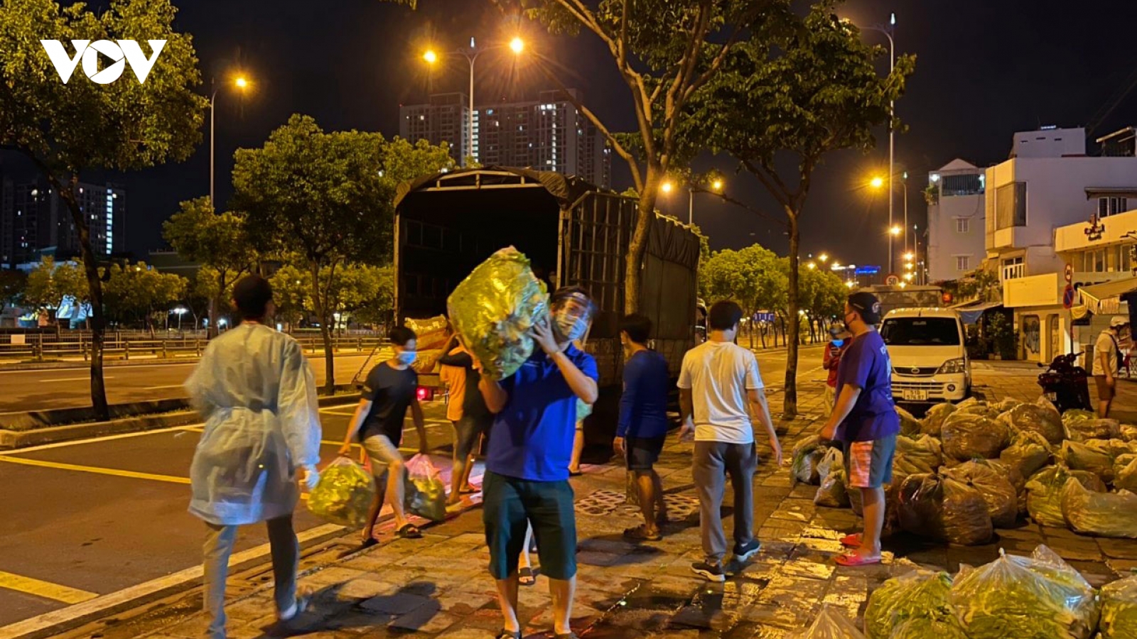 Ảnh: “Chuyến xe nghĩa tình” đến với vùng dịch TP.HCM