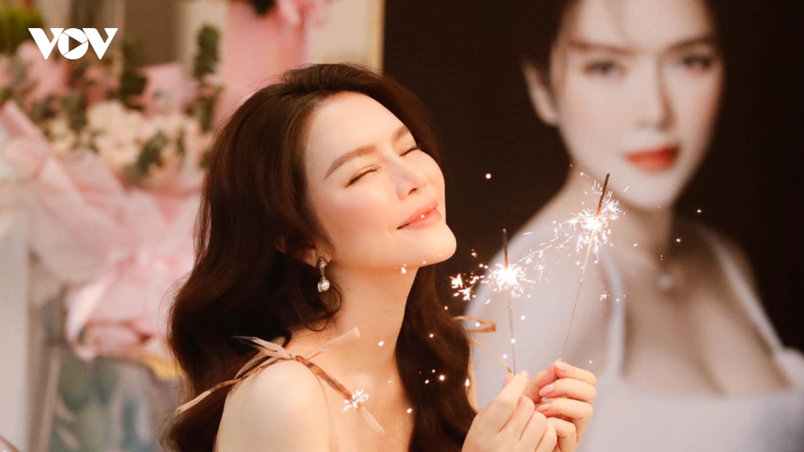 Chuyện showbiz: Lý Nhã Kỳ đón sinh nhật một mình vì COVID-19