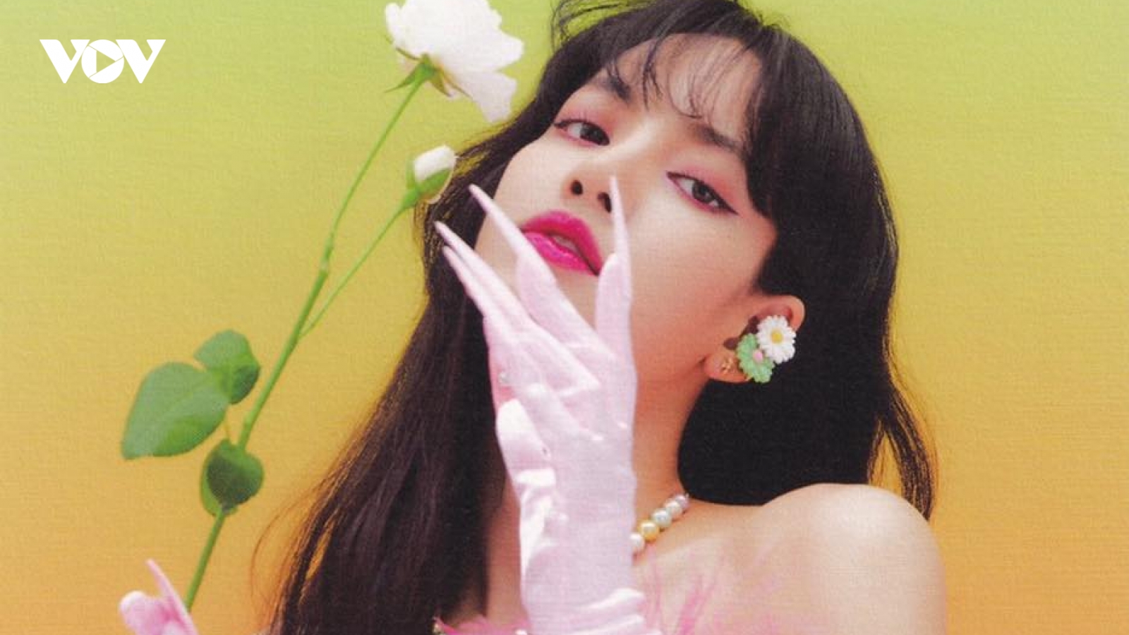 Báo Hàn đưa tin Lisa (BLACKPINK) đang quay MV solo đầu tiên