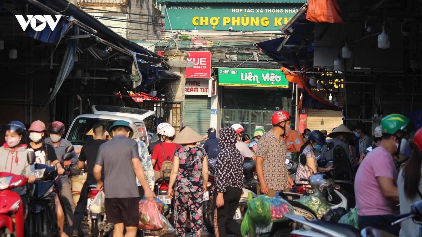 Sáng đầu tiên giãn cách, chợ dân sinh Hà Nội vẫn đông người dù hàng hóa không thiếu