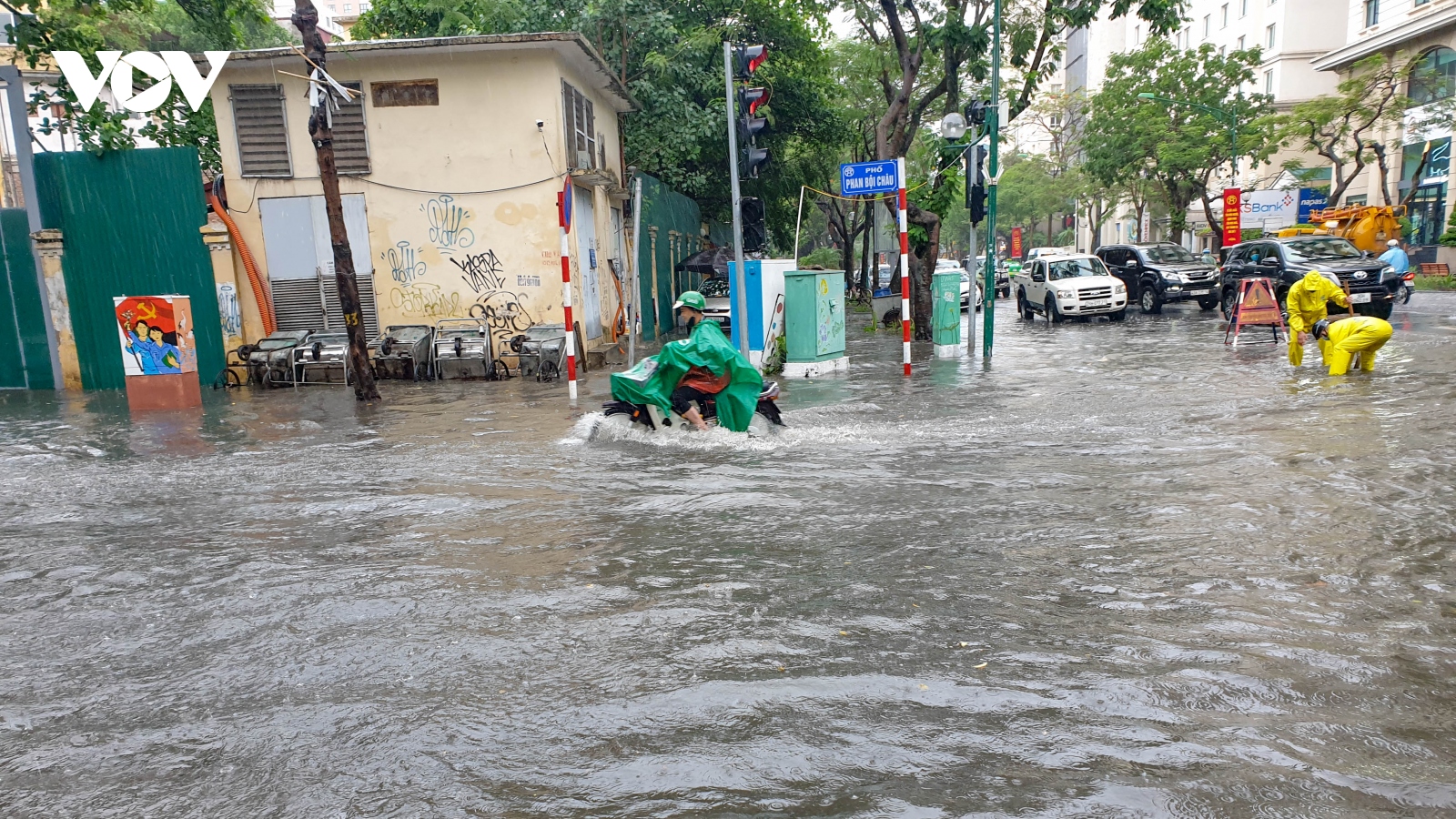 Mưa lớn, nhiều tuyến phố ở Hà Nội ngập sâu trong nước