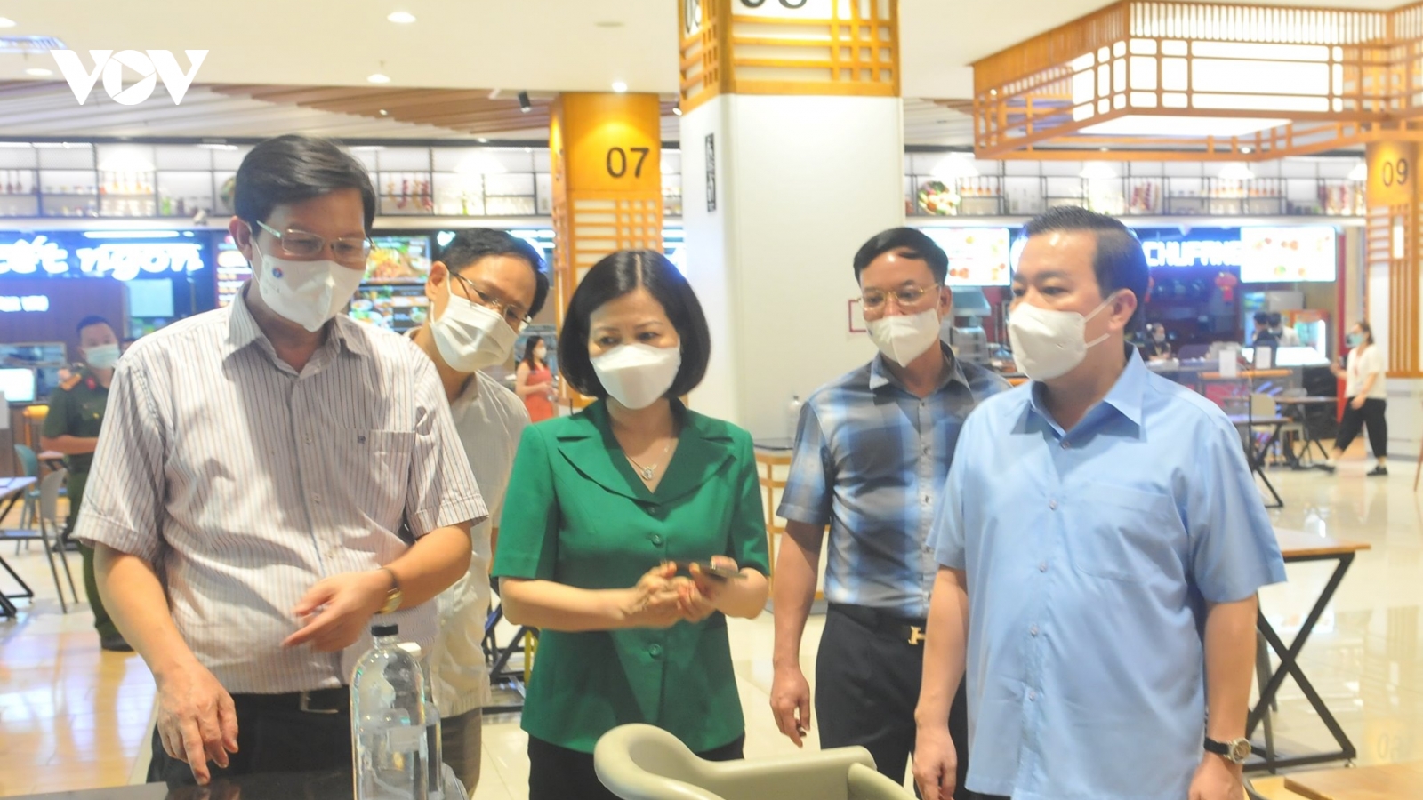 Hà Nội tiếp tục kiểm soát chặt người vào cửa hàng, trung tâm thương mại