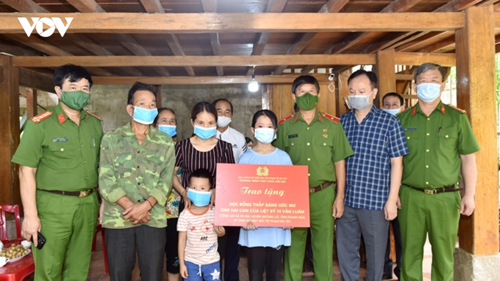 Trao học bổng cho hai con của Trung tá hy sinh khi truy bắt tội phạm ma túy