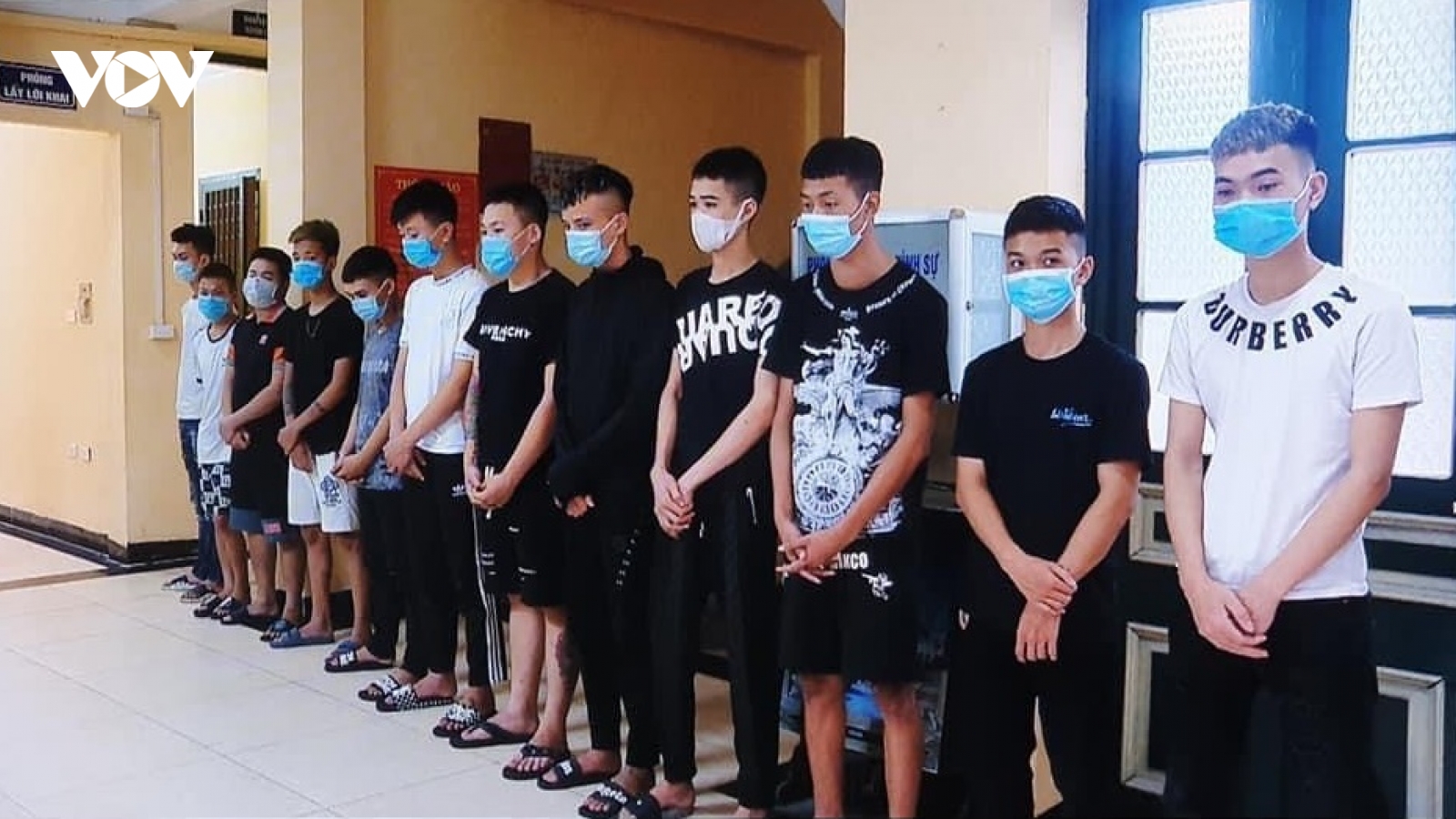 Hẹn đánh nhau trên Facebook, nhóm thiếu niên cầm hung khí diễu phố