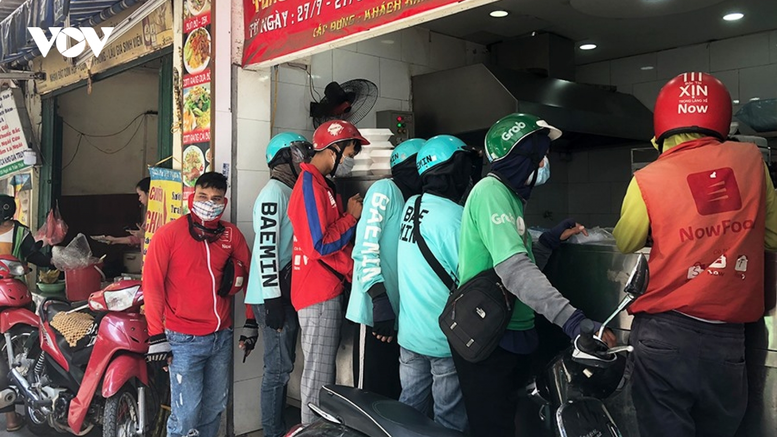 Hà Nội cấp “mã xác nhận” cho shipper chuyển hàng hoá