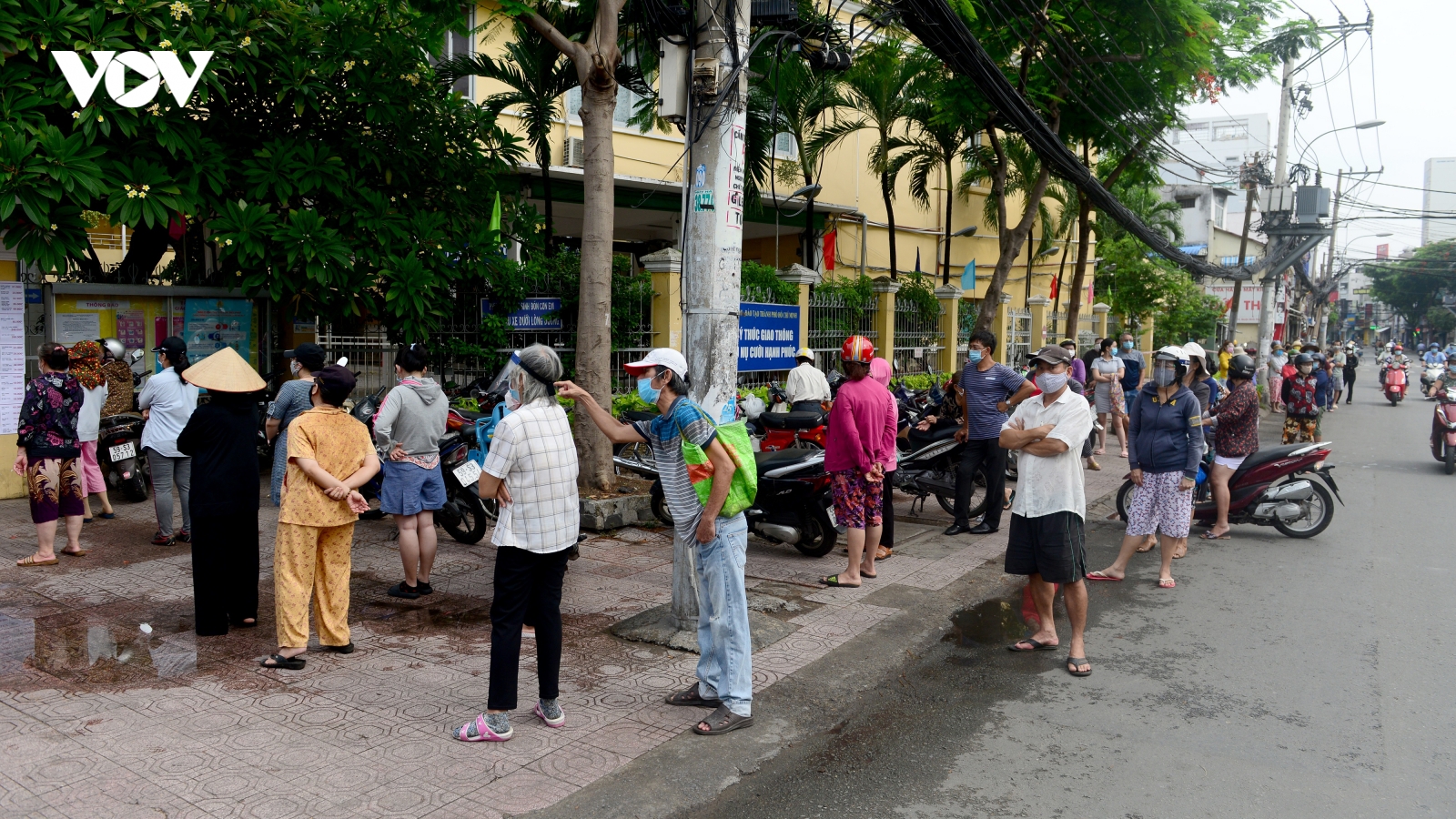 Dân Sài Gòn xếp hàng dài trăm mét chờ mua thực phẩm ở "siêu thị dã chiến"