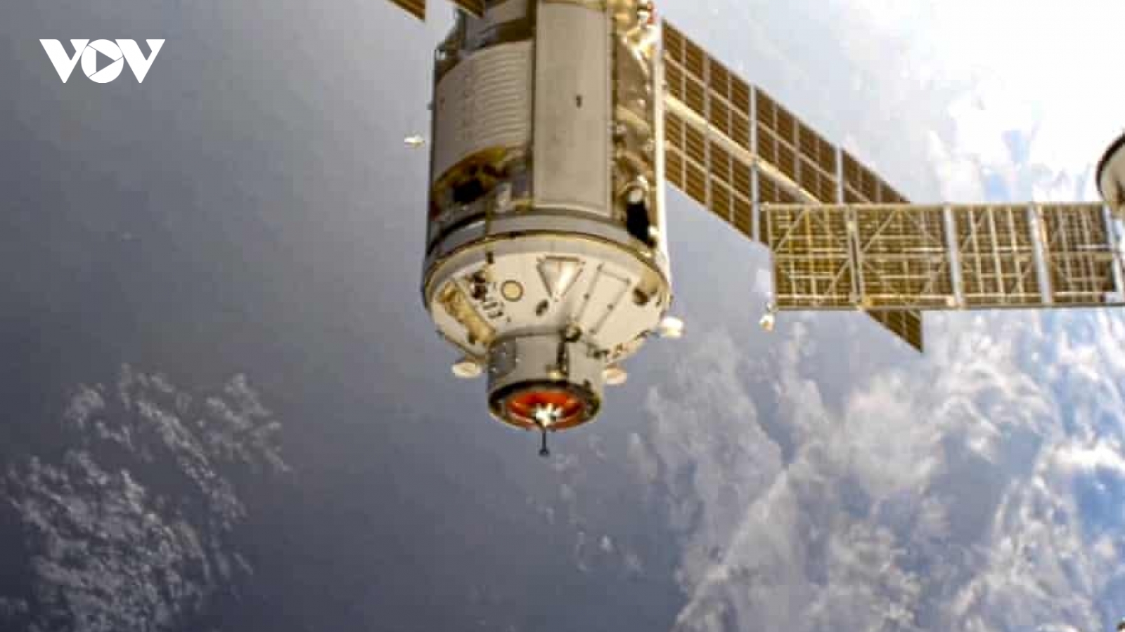 Module của Nga vừa phóng lên trạm vũ trụ đã đẩy ISS xoay 45 độ