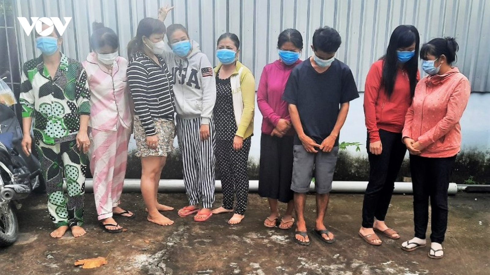 Nhiều phụ nữ tụ tập đánh bạc ngay thời điểm thực hiện Chỉ thị 16 tại An Giang