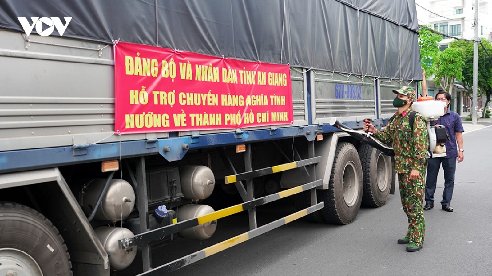 Những chuyến xe nghĩa tình chia sẻ khó khăn với TP.HCM