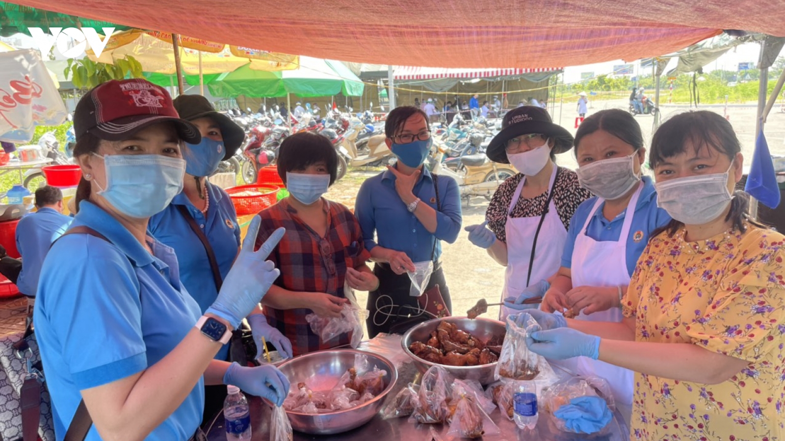 500 suất ăn miễn phí mỗi ngày, tình người nơi “Bếp ấm” Cần Thơ