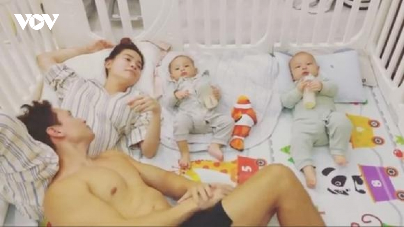 Chuyện showbiz: Hồ Ngọc Hà tận hưởng cảm giác bình yên khi nghe Kim Lý hát cho con