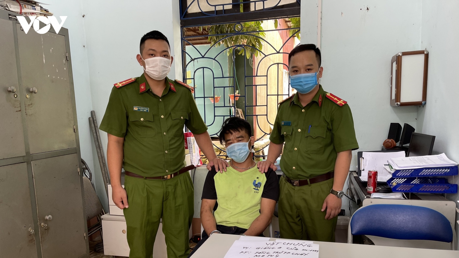 Mua 1 bánh heroin, 300 viên ma túy "để sử dụng"