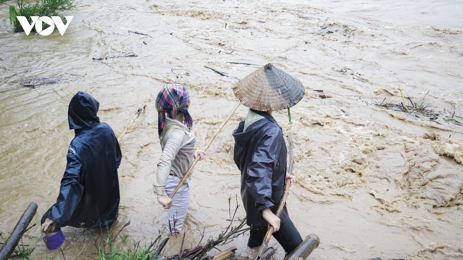 Bất chấp nguy hiểm, người dân Điện Biên vẫn đánh bắt cá trên suối lũ