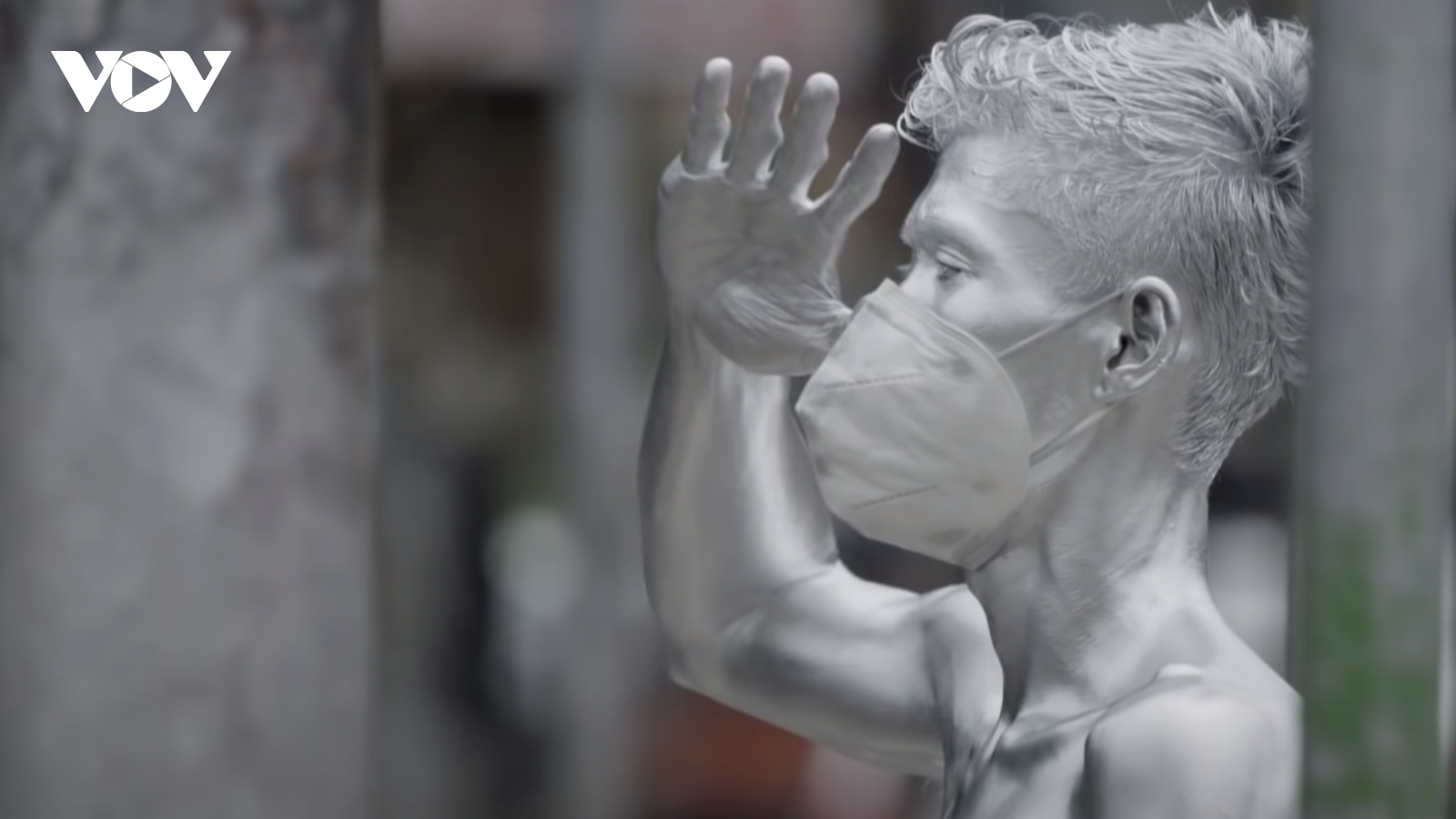 Người sơn bạc - “Silver man” ở Indonesia vật lộn kiếm sống trong đại dịch
