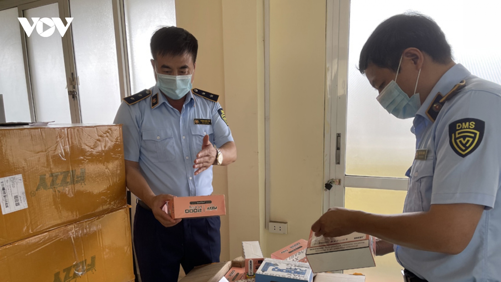 Đột kích cơ sở kinh doanh thuốc lá điện tử nhập lậu