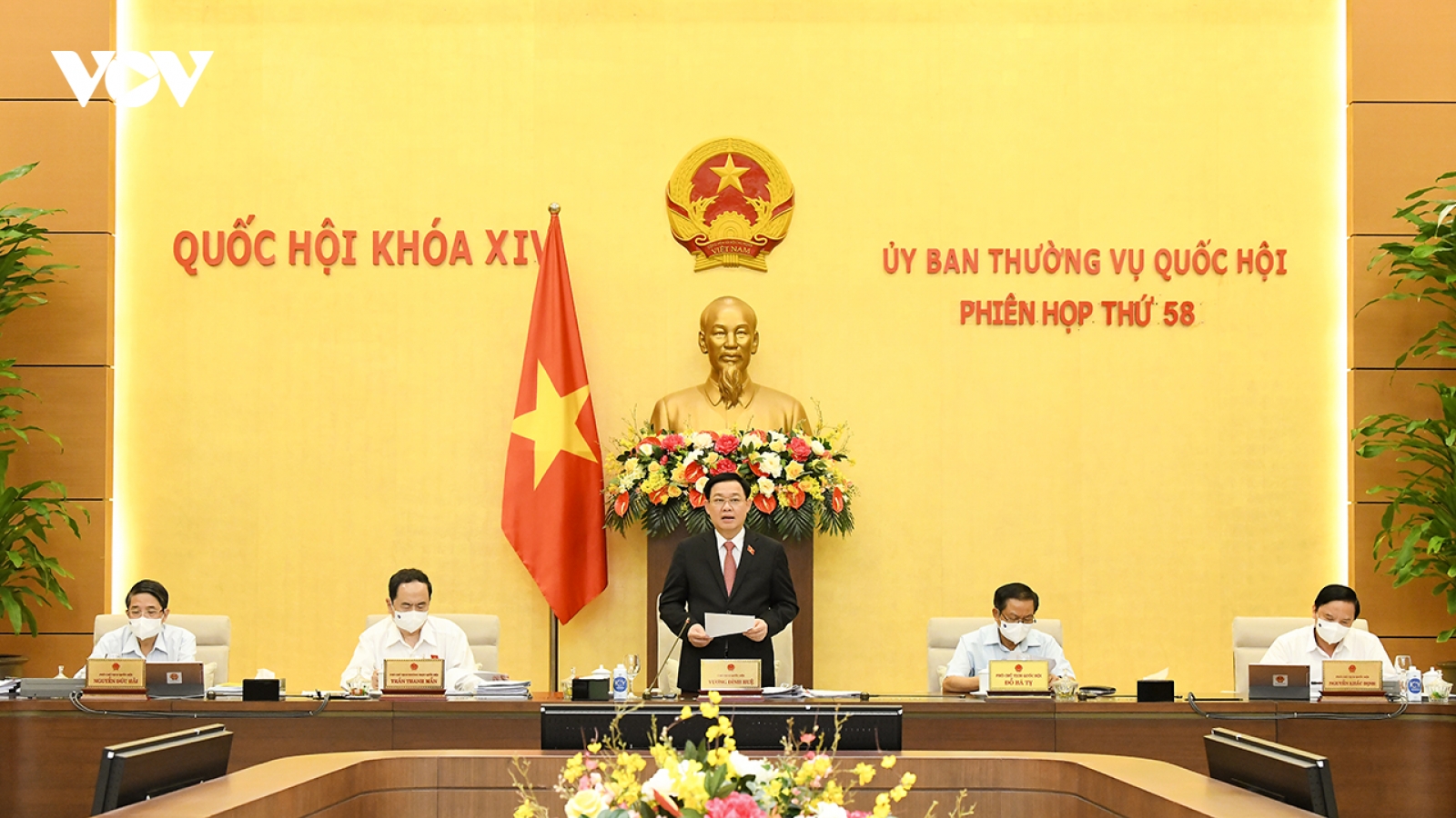 Tại kỳ họp thứ nhất, Quốc hội sẽ bầu hoặc phê chuẩn các chức danh lãnh đạo chủ chốt