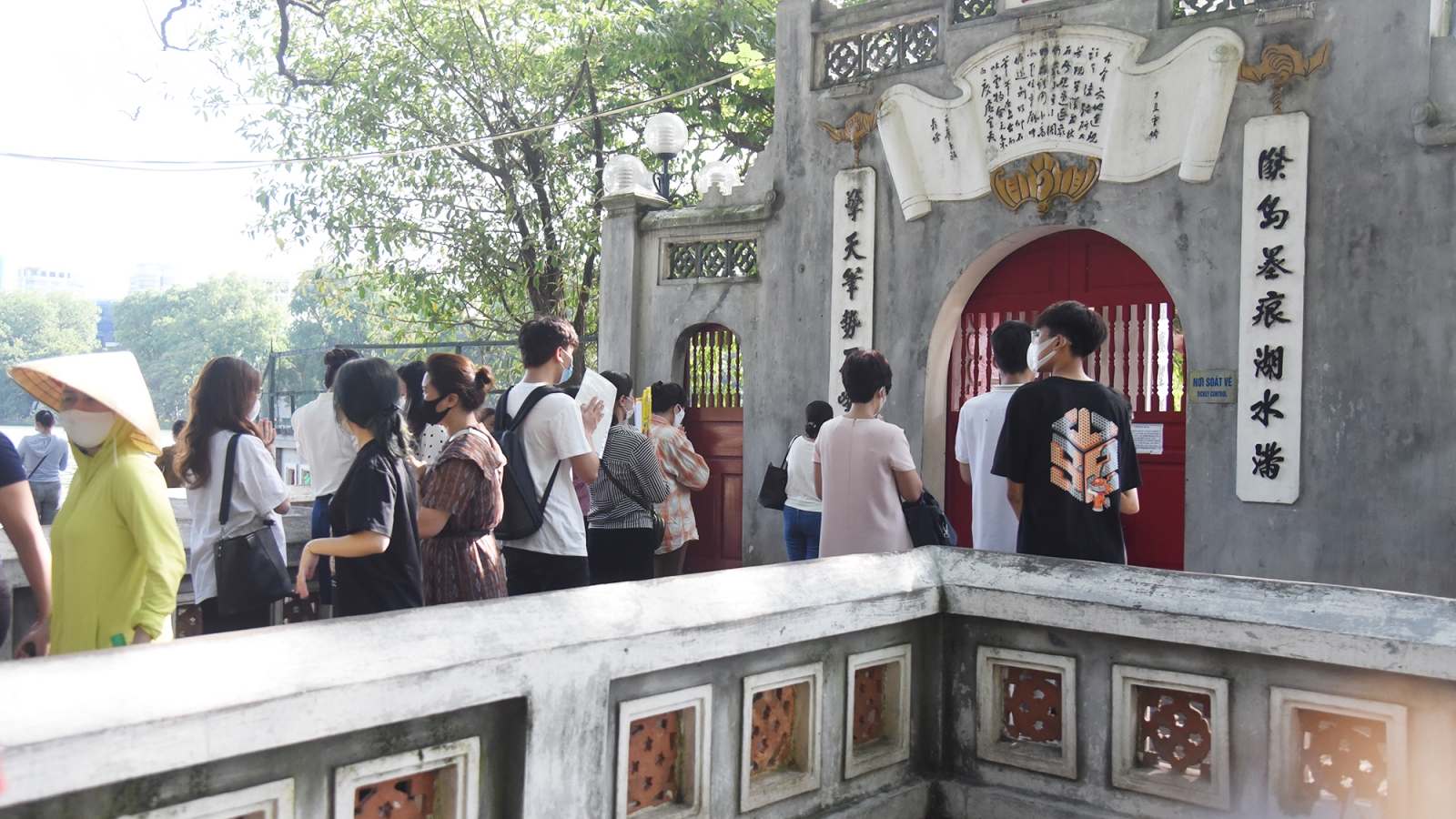 Sĩ tử Hà Nội đến Đền Ngọc Sơn vái vọng cầu may trước kỳ thi cuối cấp quan trọng