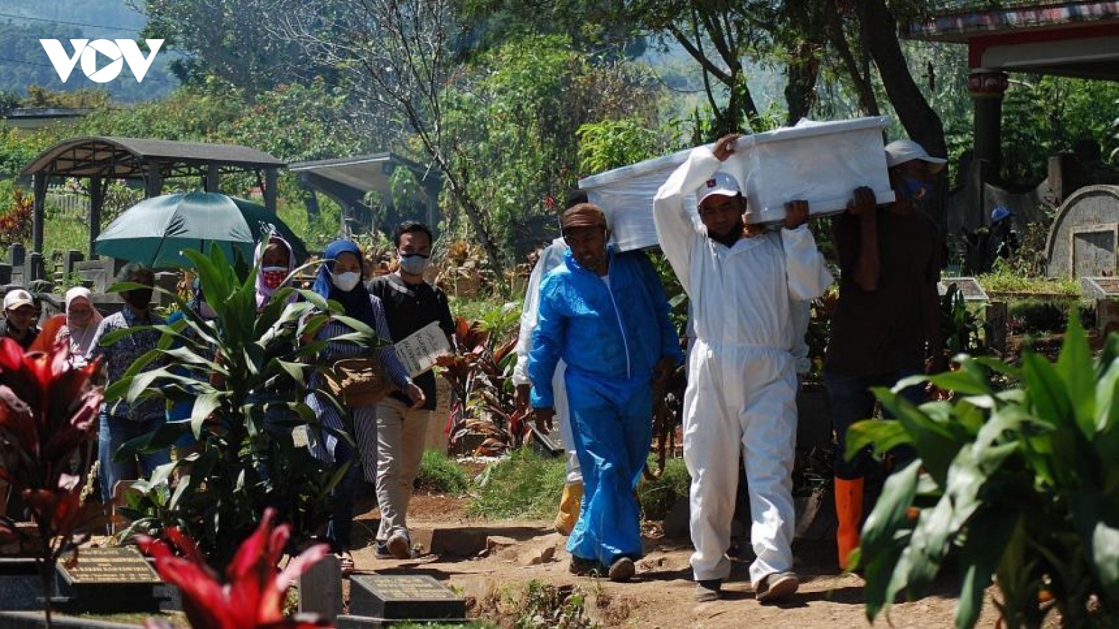 Tử vong do Covid-19 tăng 7 lần, Indonesia kéo dài thời gian phong tỏa