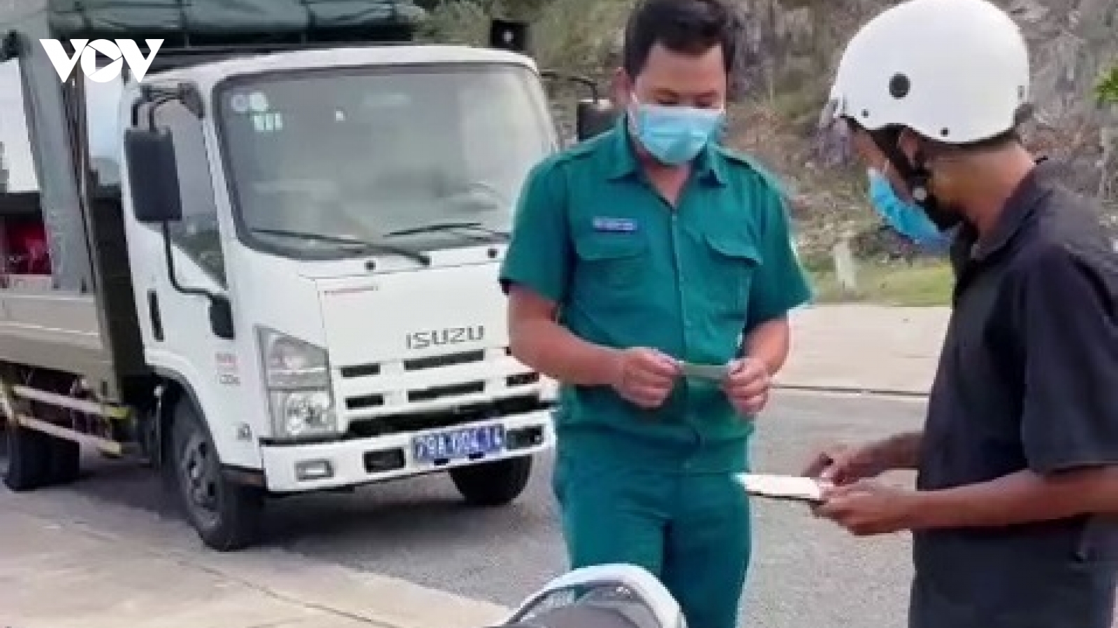 Yêu cầu Phó chủ tịch phường nói "bánh mì không phải thực phẩm thiết yếu" xin lỗi dân